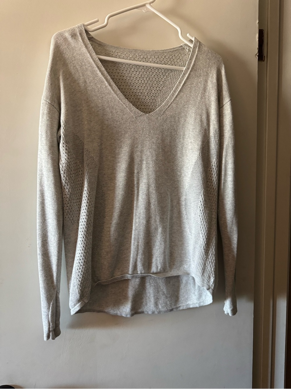 Lululemon Light Gray V-Neck Women's Sweater, 4/6?
